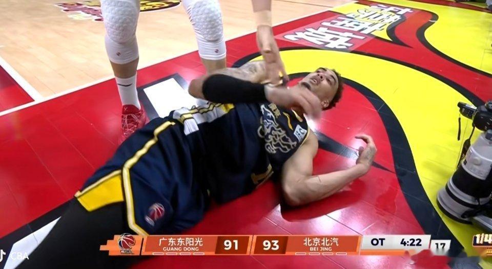 奎因两罚不中，体能确实到极限了...拼得太凶了 广东男篮vs北京男篮