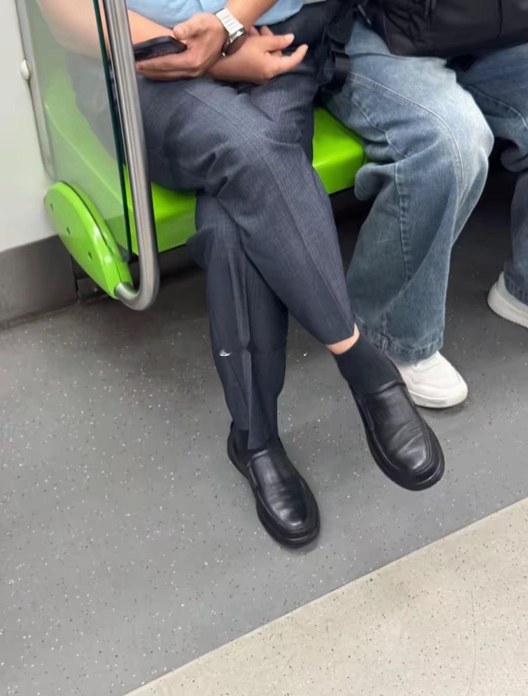 二十年前人人爱穿皮鞋，现在大人小孩都选运动鞋，大家觉得为啥变化这么大？ 