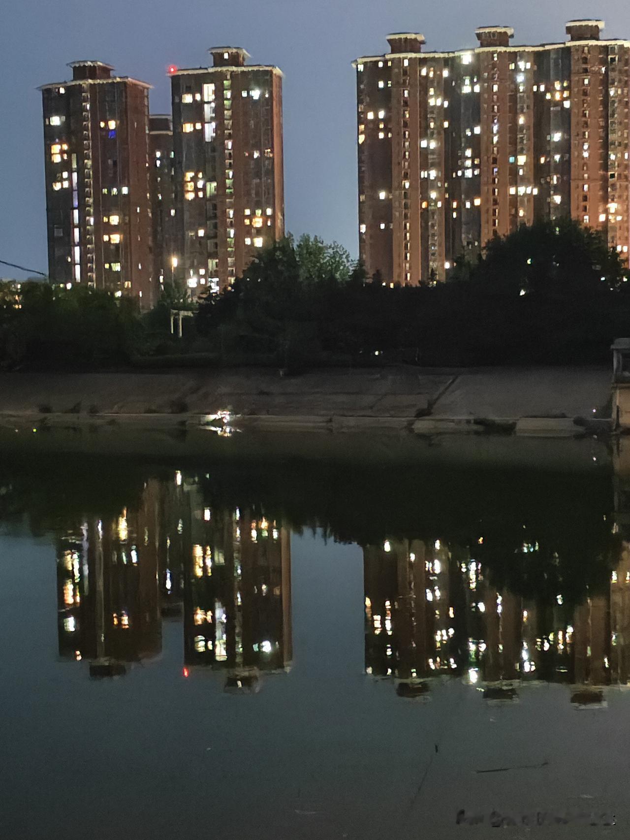 小题大作
今天我家老公又无故犯了精神病

晚饭前还高高兴兴，我们夫妻商量去烩面馆