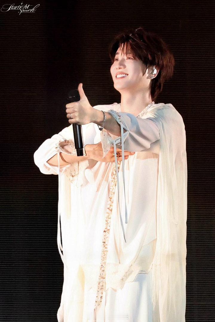 陆虎演唱会唱不完美小孩在陆虎演唱会被宠成小朋友天津陆虎站在台上唱，我们在台下哭着