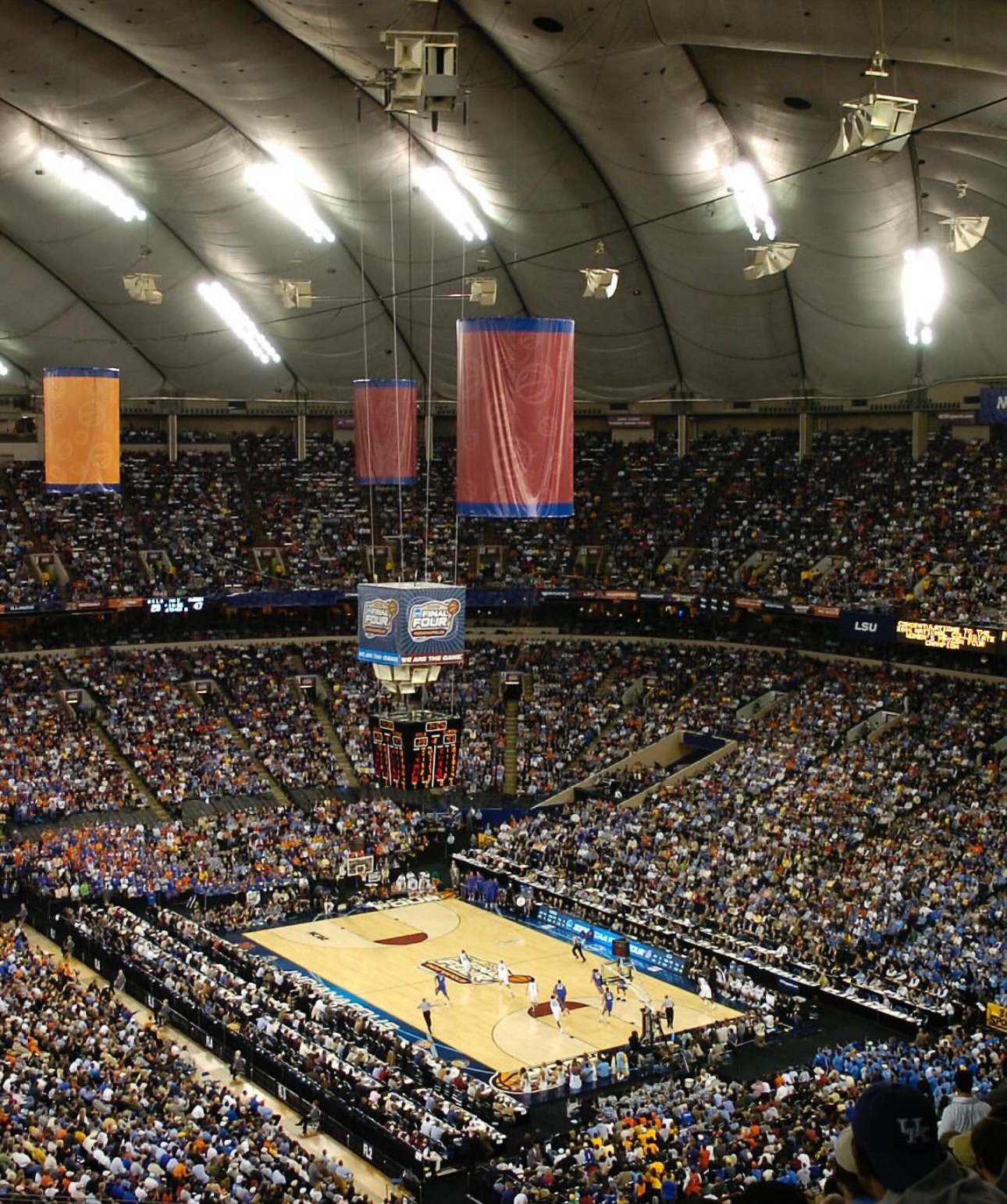 篮天下 2006年 NCAA男篮锦标赛四强赛，佛罗里达大学以73-57击败UCL