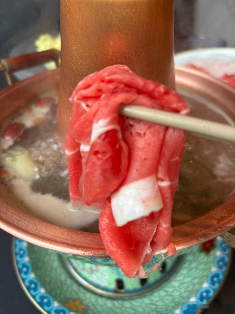 刚吃完，朋友电话说：“到成都了。”好，我来机场接你，晚上一起火锅。 