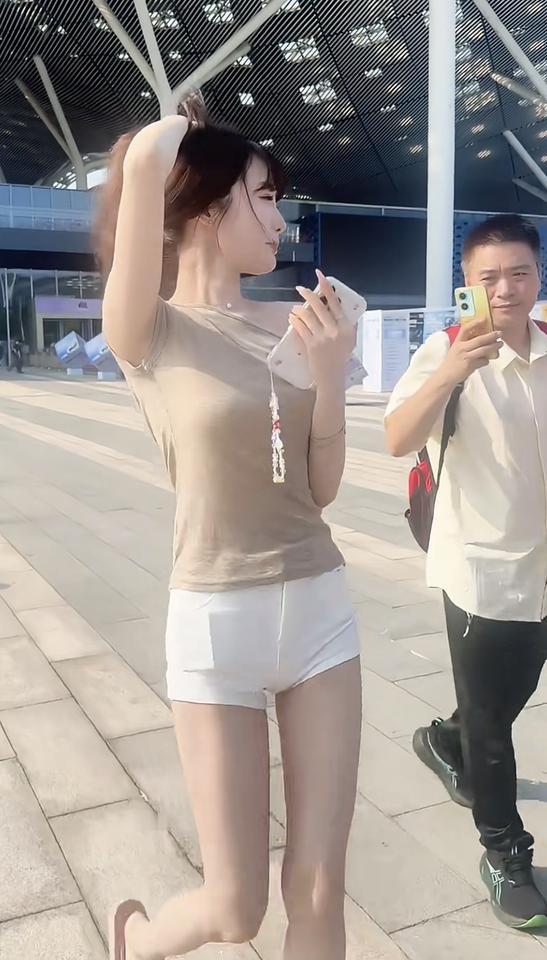 阳光明媚，人在户外享受美好时光。