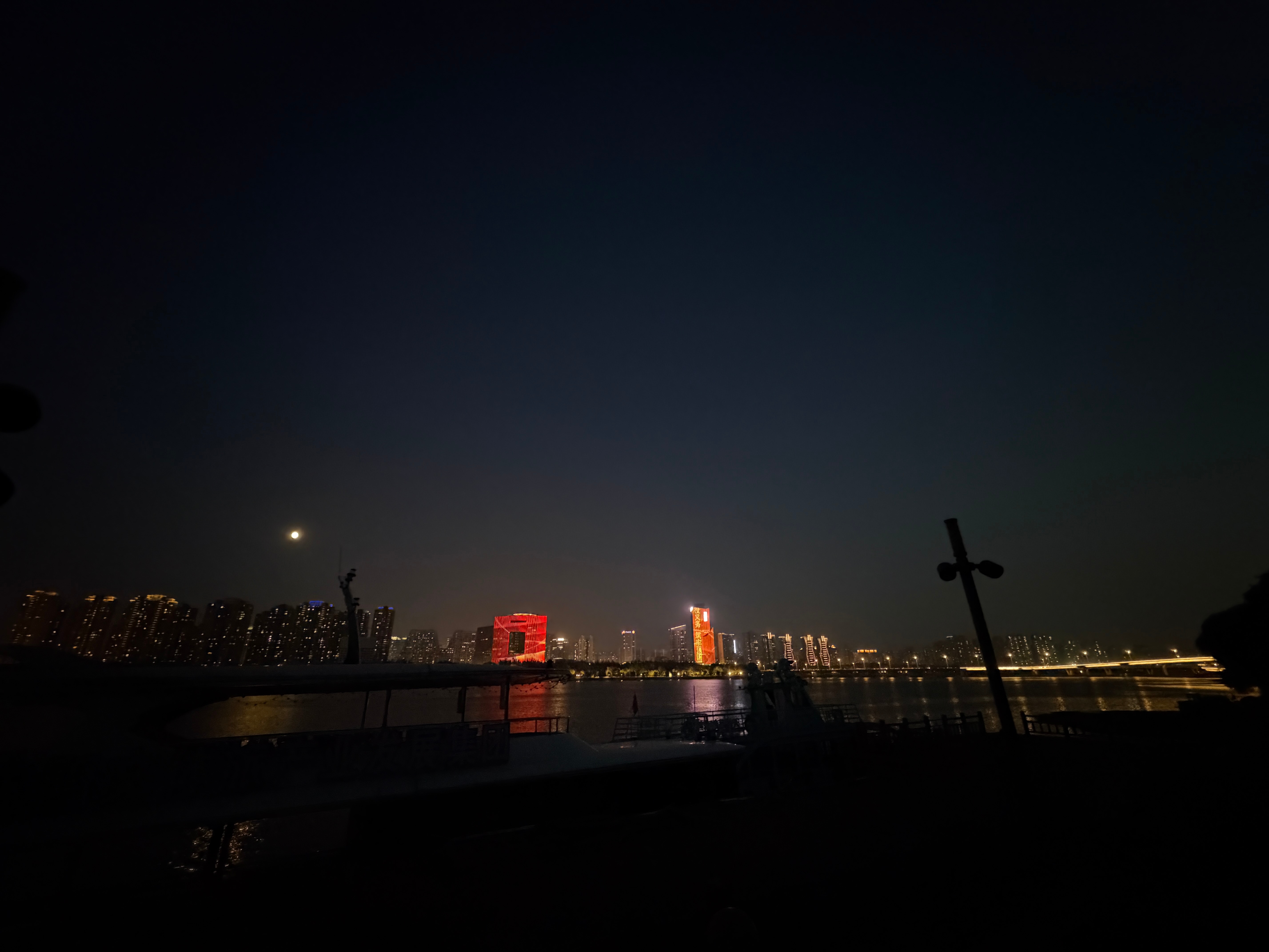 每當我們各自仰望着月亮目光就會相遇在天上🌙