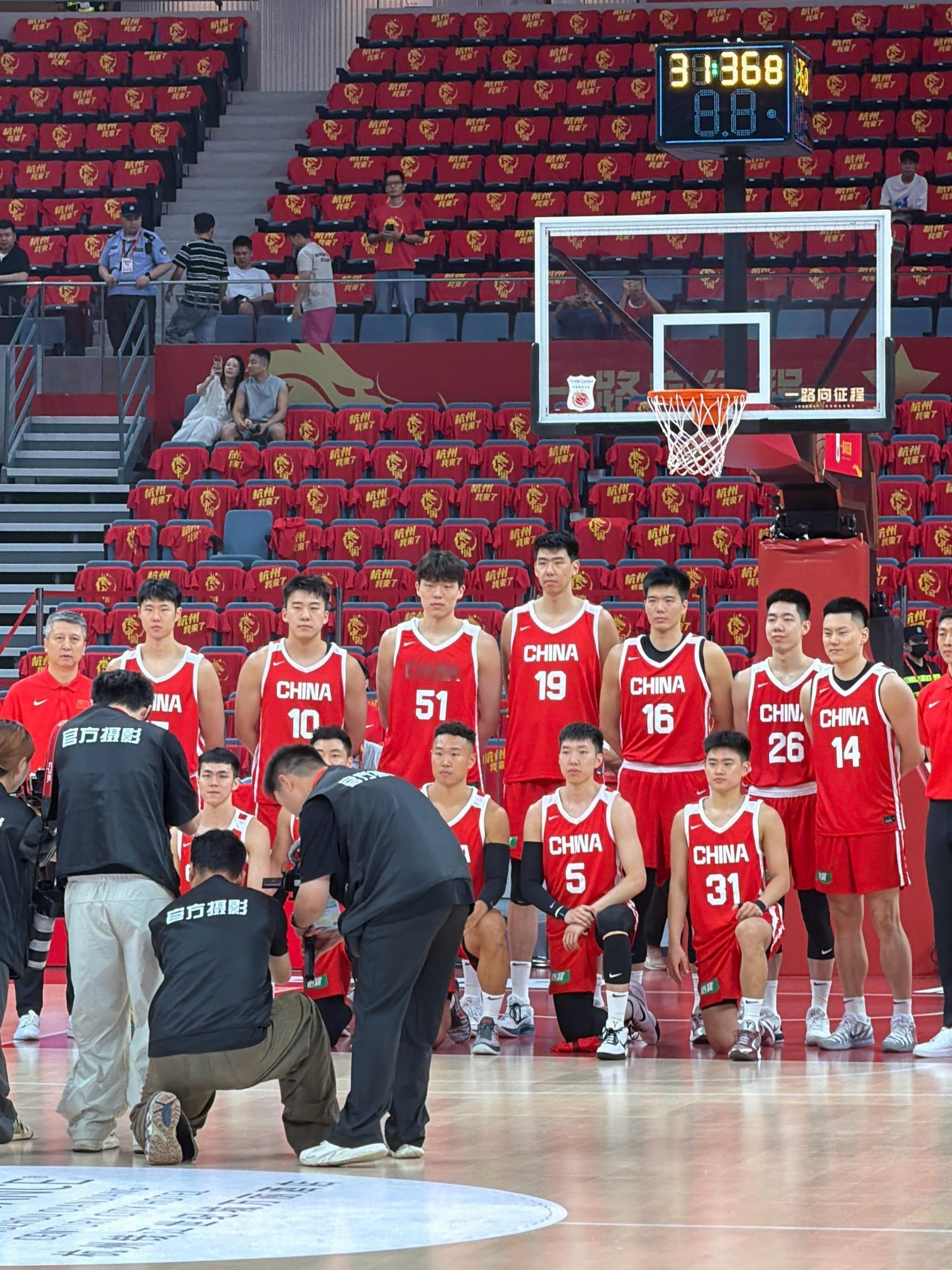 中国男篮第二场热身赛，先来个大合影📷 徐昕往那一站，你就看吧，杨瀚森像个前锋、