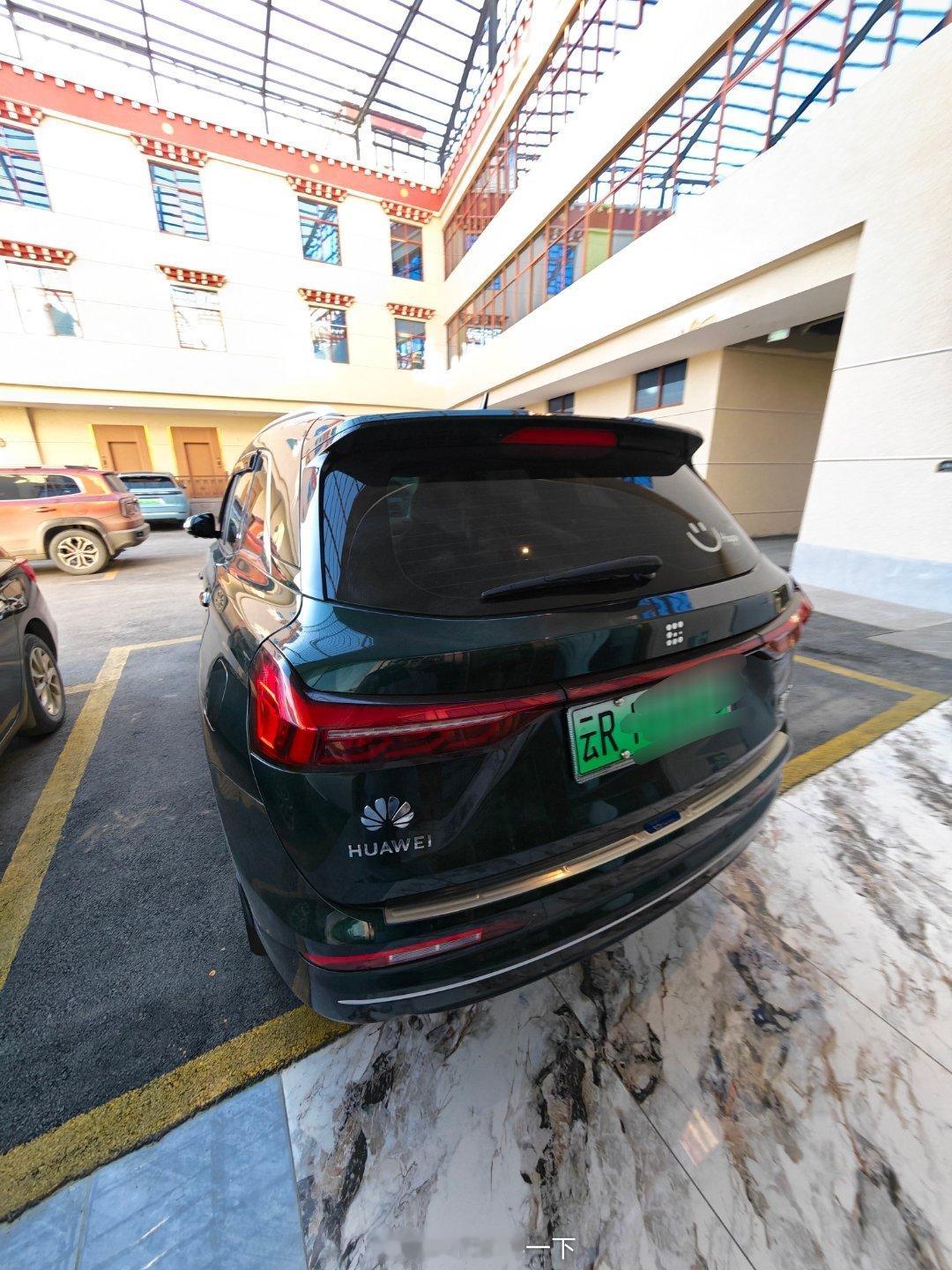 蓝电E5贴个华为logo，虽然也是赛力斯生产的，但确实有点绷不住 香格里拉·香巴