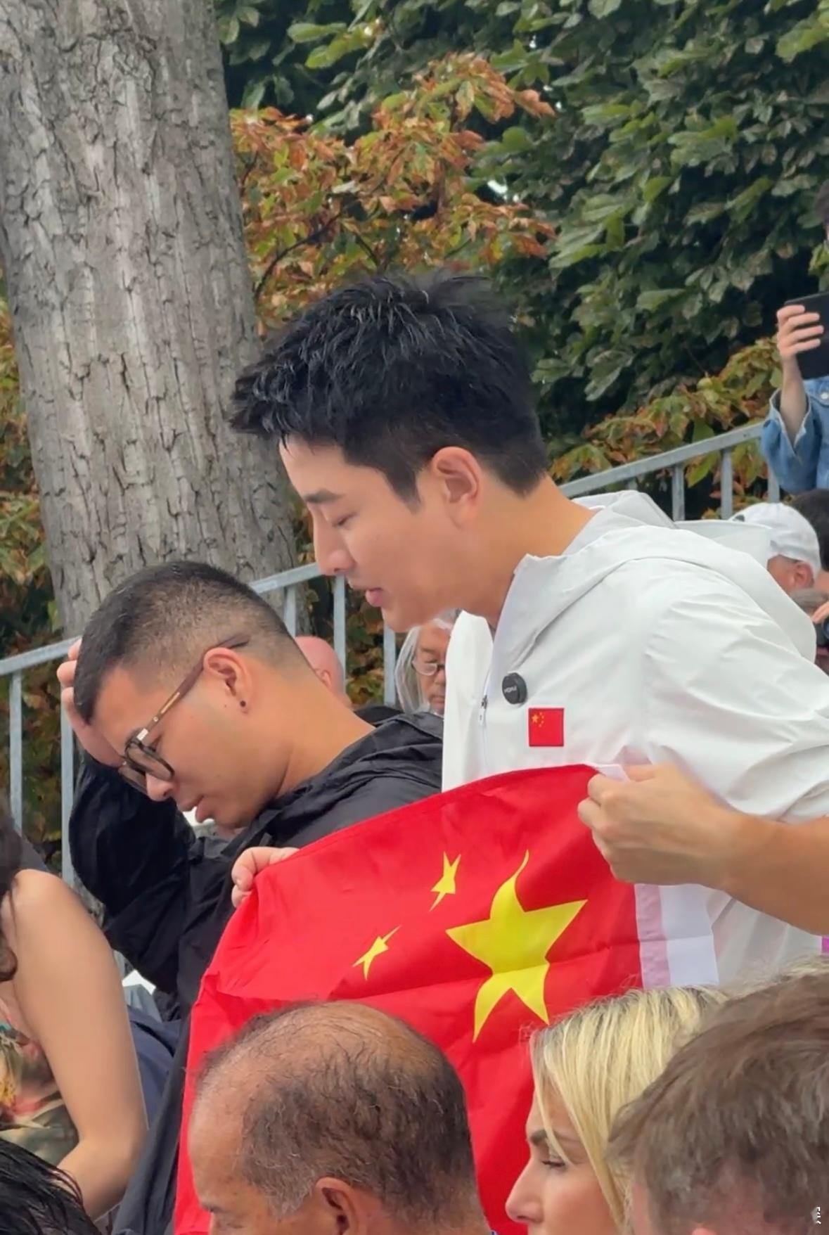 #贾乃亮奥运开幕式被淋透# 如果我也能够在现场的话，说不准还可以偶遇亮哥，然后也