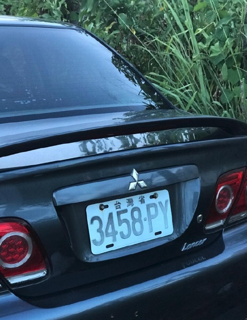 台湾机车车牌是台湾省 别的不说，大陆能不能学学台湾省的车牌设计啊，白底黑字，不比