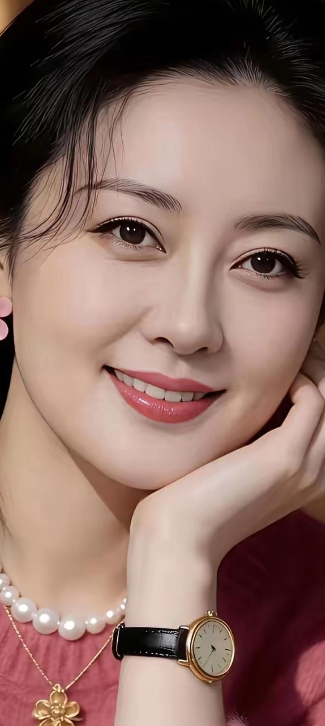 温柔微笑，珍珠与手表的优雅搭配，散发迷人魅力。