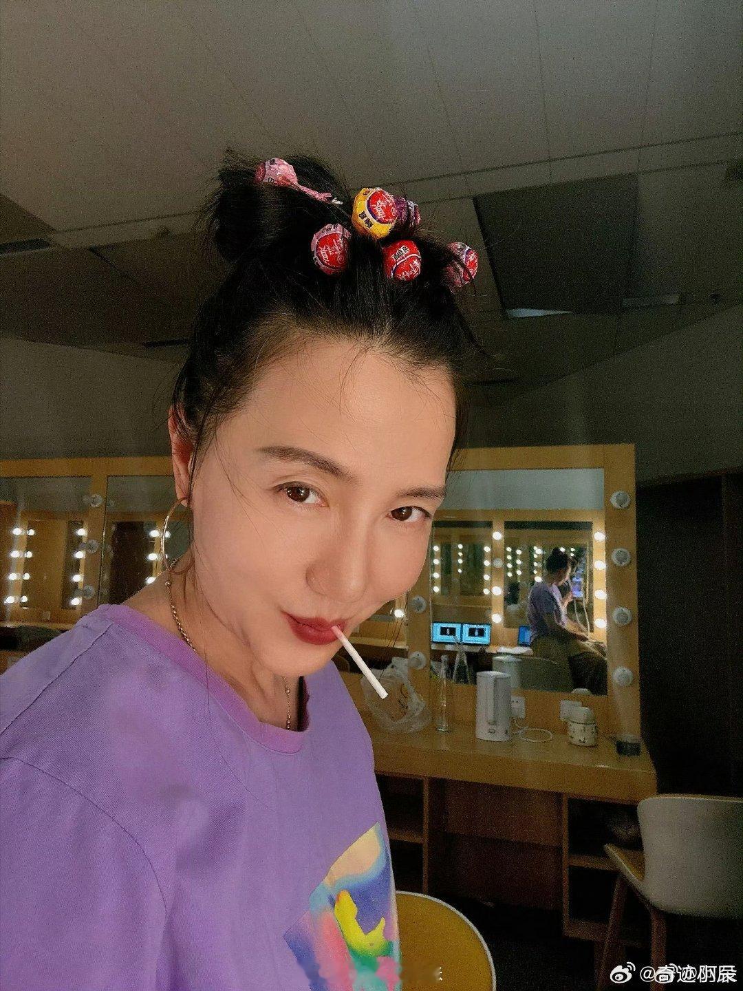 阿朵得坐在我腿上唱歌了笑发财了！和阿朵偶遇，粉丝直接反向画饼“点赞破2万坐腿上唱