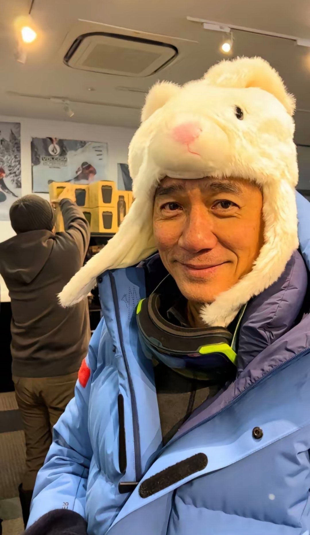梁朝伟滑雪照，伟仔可爱！ 