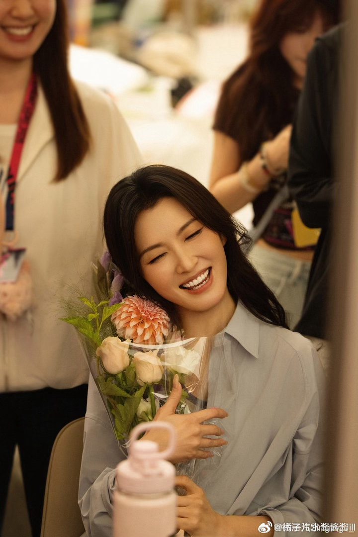 徐洁儿徐洁儿跳广场舞的年纪跳女团舞本来只是随手点开视频，结果瞬间被圈粉👏徐洁儿