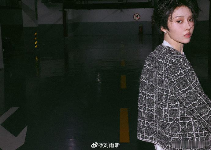 宁静叫刘雨昕美女 刘雨昕舞蹈新风暴录制上班 宁静直言夸赞刘雨昕，真诚又暖心。刘雨