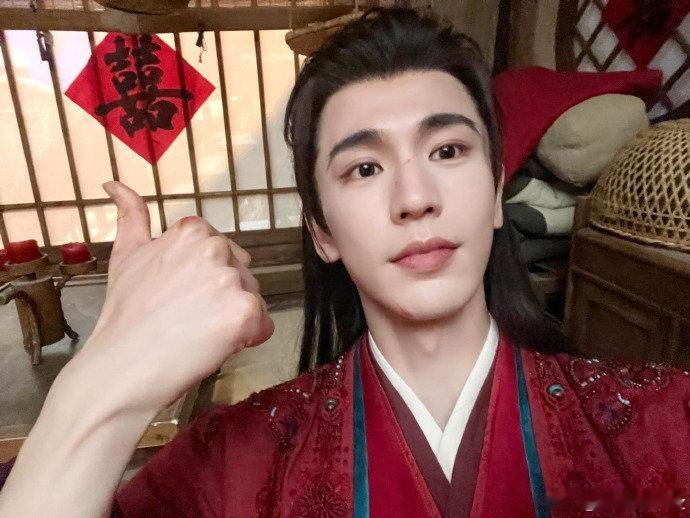 张凌赫也抠手原来帅哥也有小习惯，抠手也帅到我了 