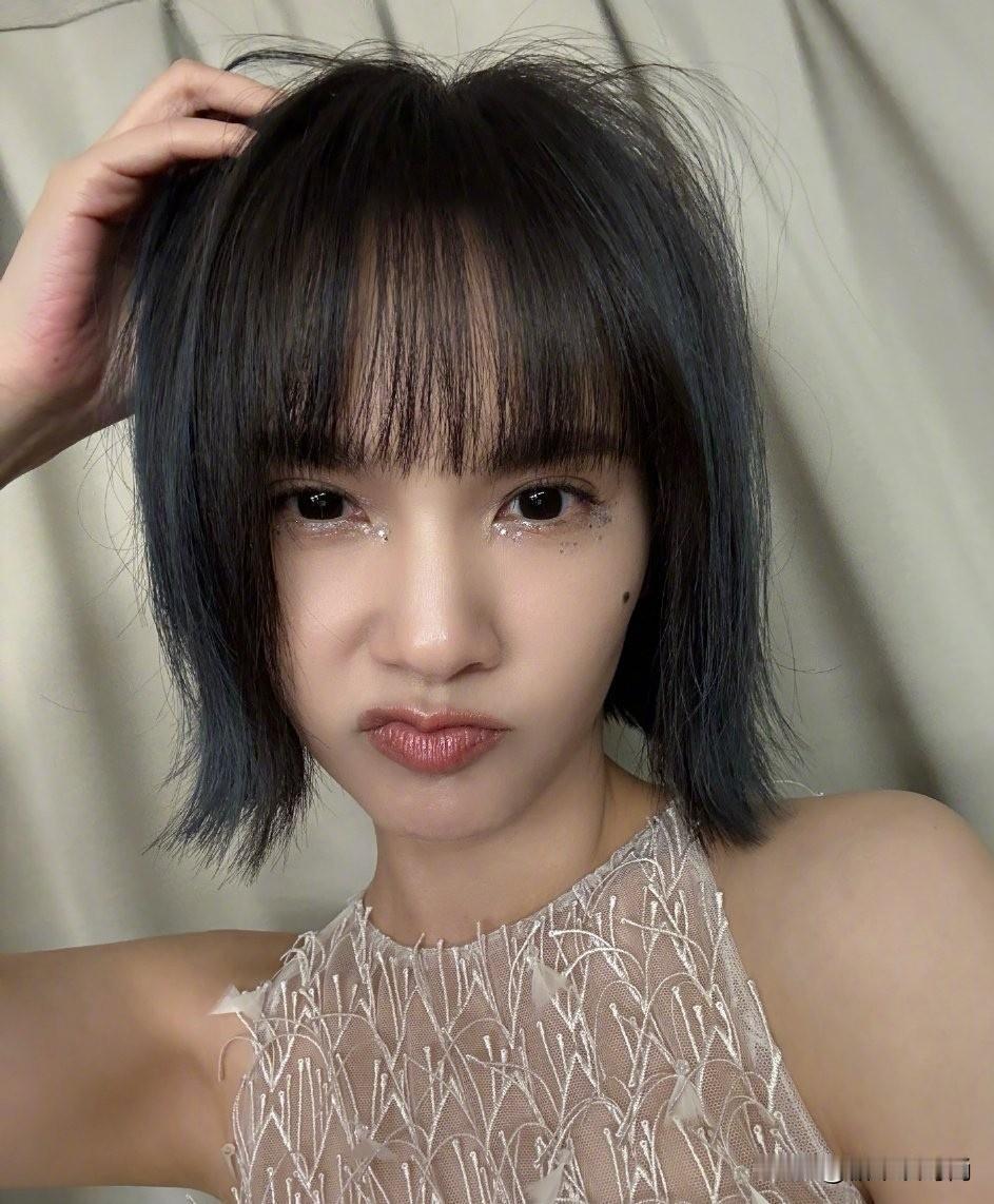 被41岁杨丞琳短发造型惊艳到了，俏皮的噘着嘴，像是一个长不大的小孩。

离第一次