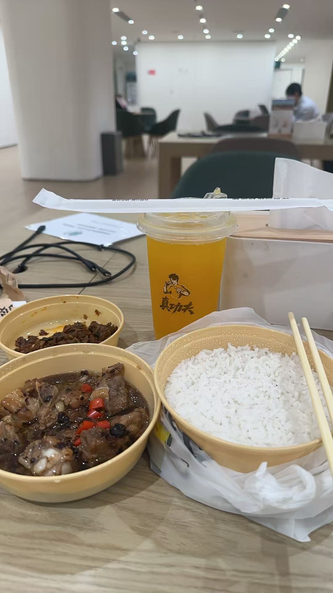 又蹭饭了，还要等两小时 深圳·理想汽车深圳宝安机场路零售中心