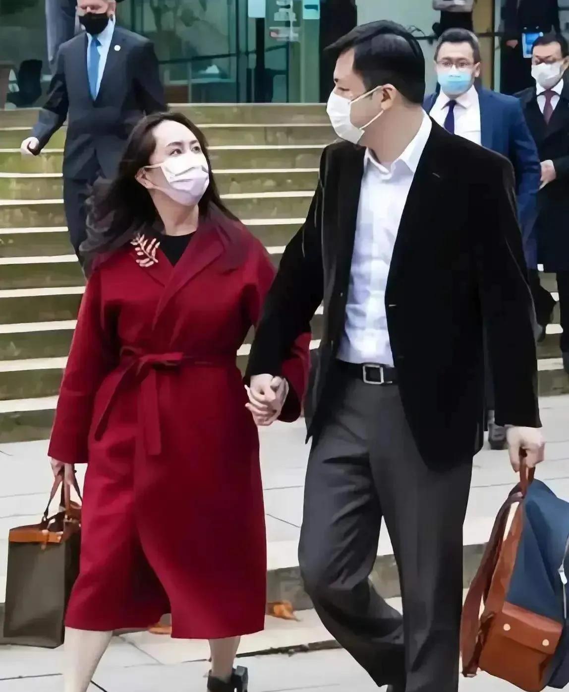 孟晚舟两段婚姻，四个孩子，三儿一女，二婚丈夫对她宠爱有加。在事业上一帆风顺的同时
