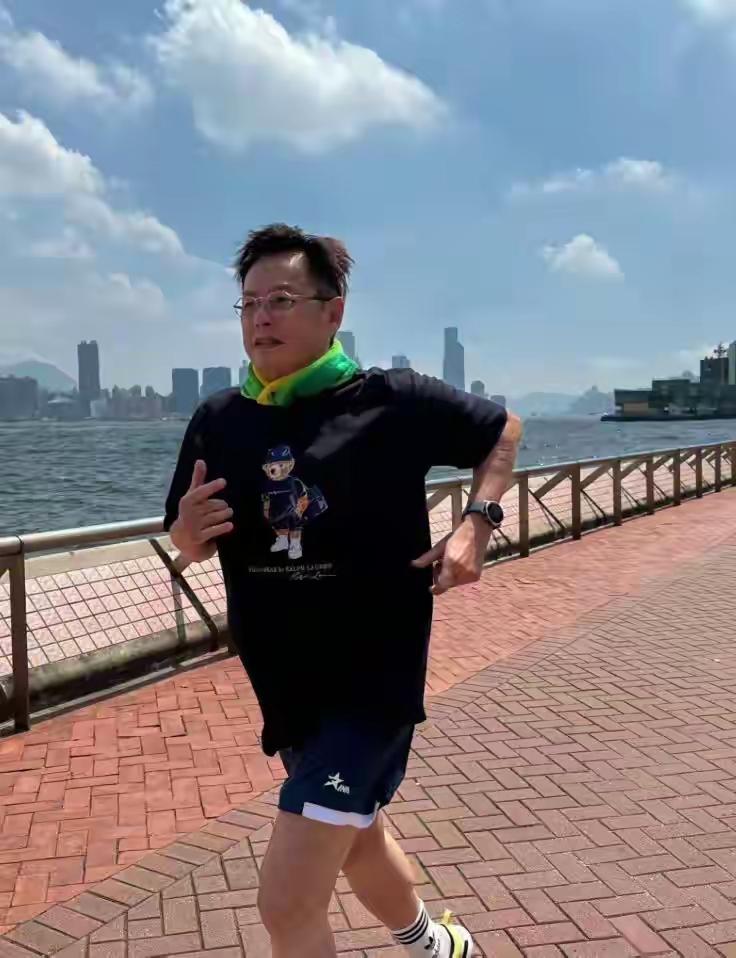 若想身体好。
坚持练长跑。
幸福度生活，
百龄疾不扰。