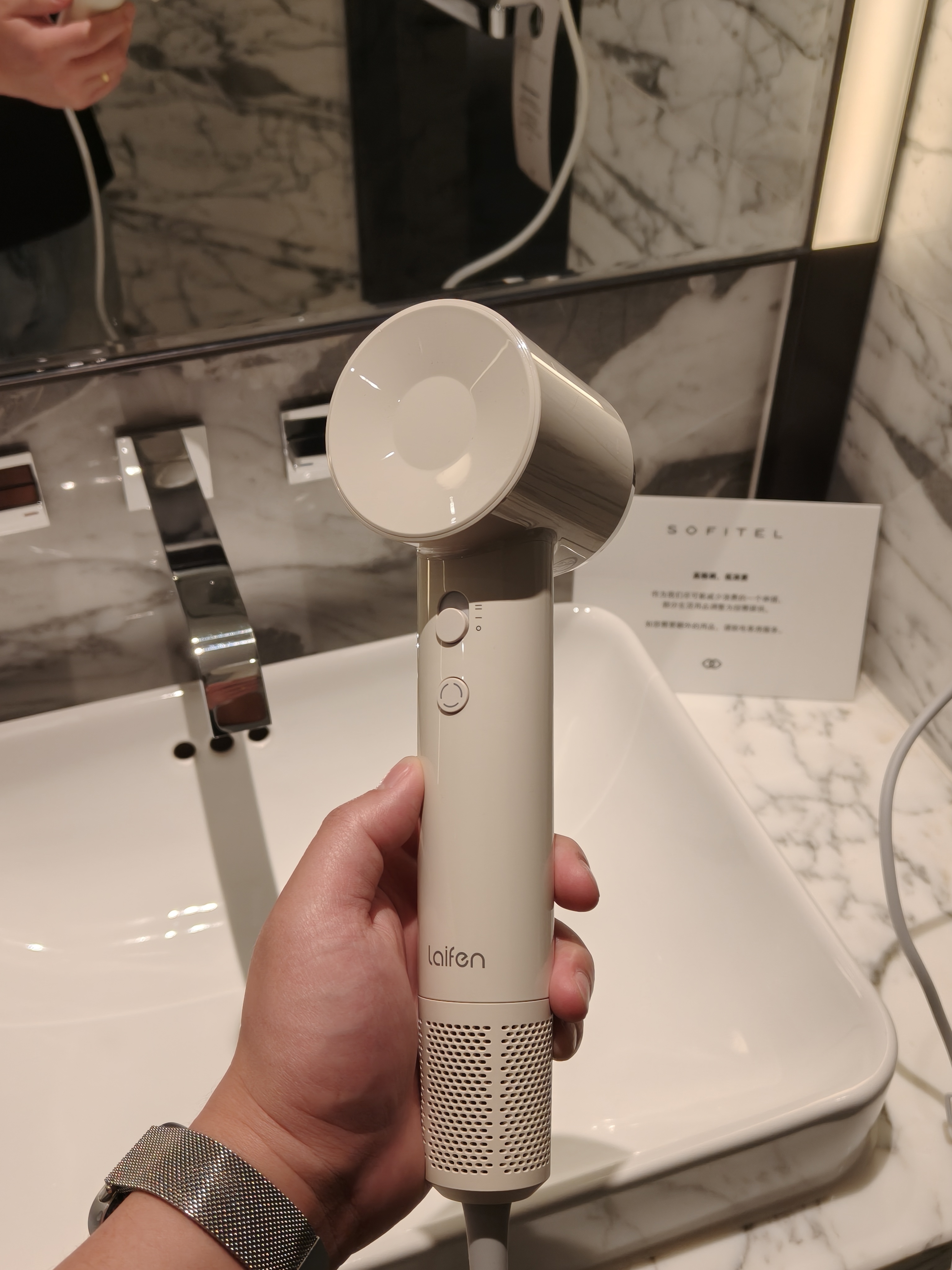 早，我现在评价一个酒店是否先进的标准，就是看它有没有配备“高速吹风机”！因为早起