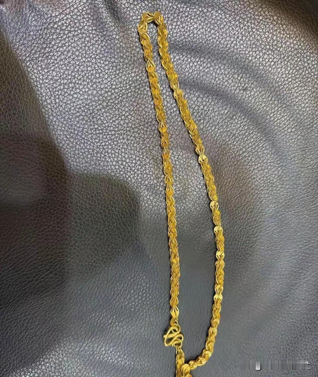 一条戴了18年的“传家宝”，昨天被金店老板一句话判了死刑。
老太太当年花7000