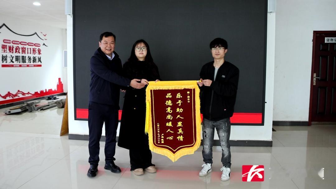 湖南宁乡，一名网约车司机跑车途中突发身体急症，察觉自己状态不对，停车让车上女乘客