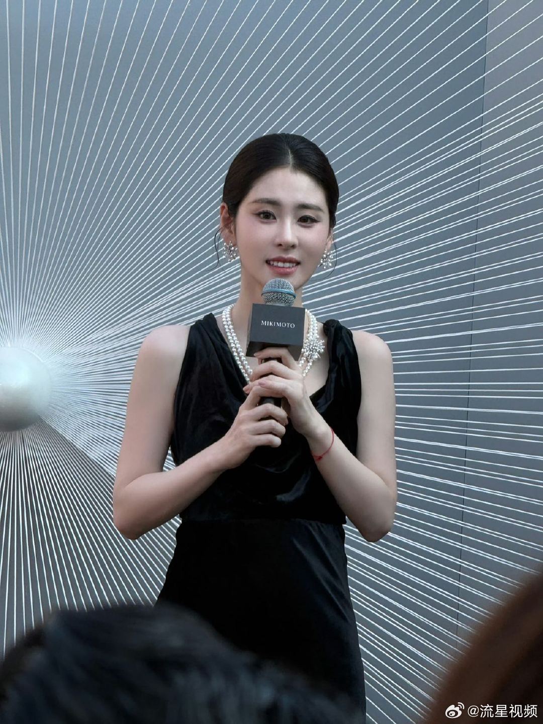 张碧晨黑色长裙造型张碧晨活动状态张碧晨的骨相真的太好了，黑丝绒长裙把她的气质衬托