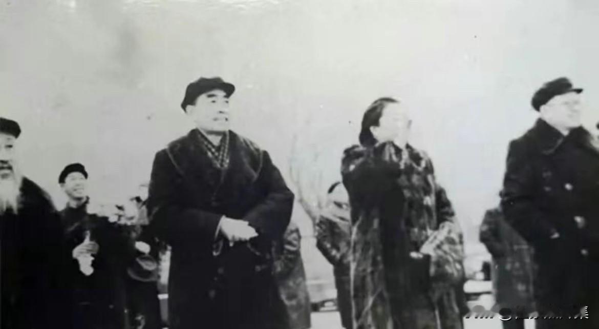 1956年1月18日，周恩来总理、刘伯承元帅、邓颖超等欢送外宾时，罗政洲（左二）