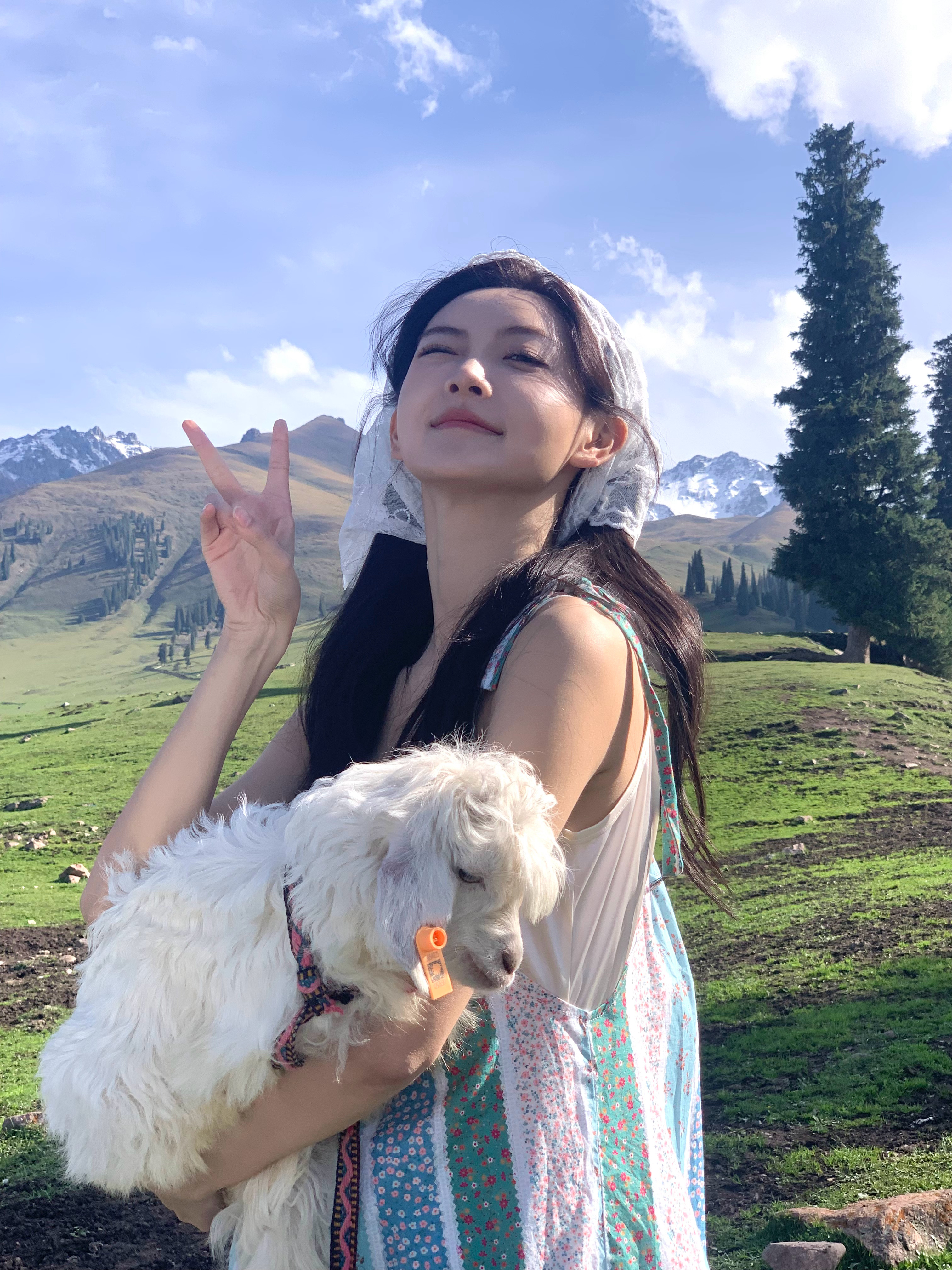 #金佳悦[超话]# 遇到一只超级俊俏的小🐑！  ​​​