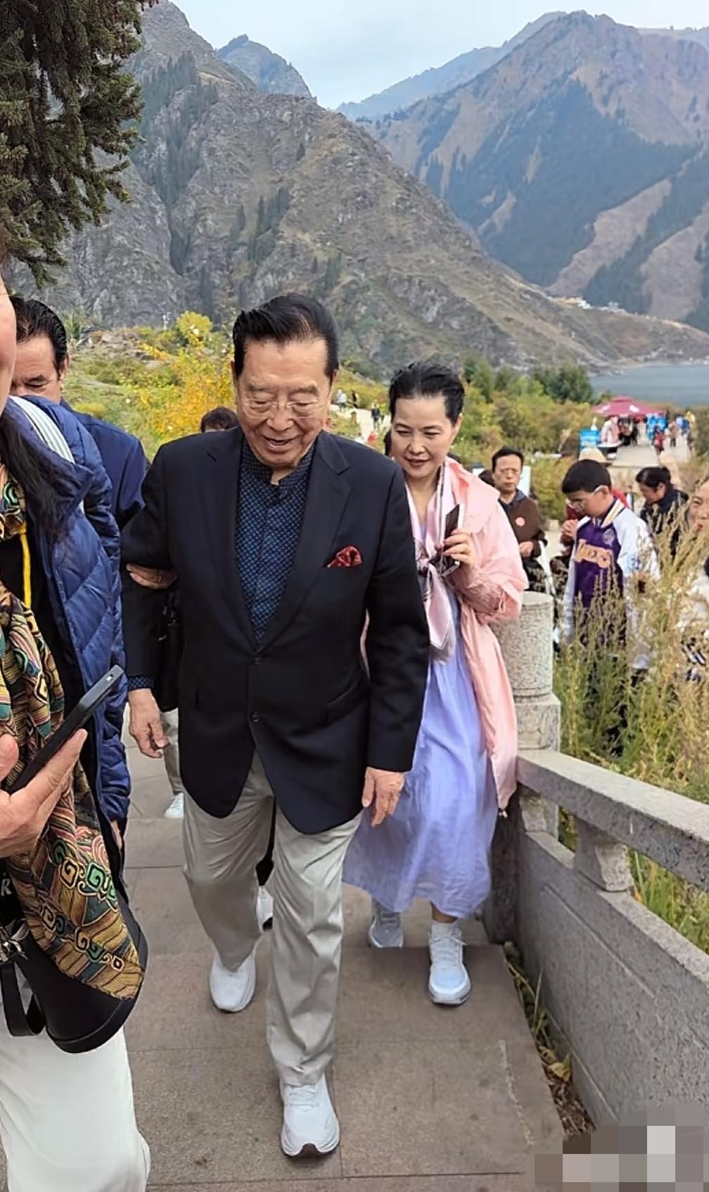 9月21日，李双江与梦鸽现身新疆天池风景区，李双江老了，头发一看就是染的，身材发
