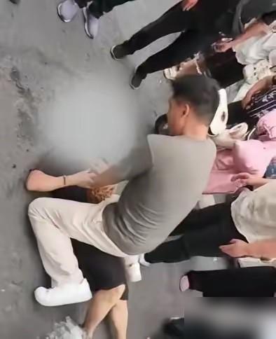 钱王津，男，汉族，现役军人，江苏淮安人。

搁之前我还总觉得网上说的“遇到路人倒