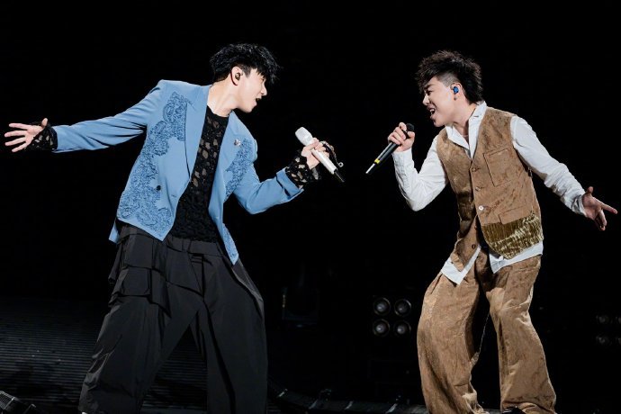 #林俊杰晒照感谢胡彦斌# “音乐的路上能够有相惜的”林俊杰晒照感谢胡彦斌~真的有