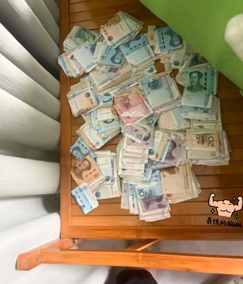 老公床下面藏私房钱，大家建议给没收不没收[捂脸][捂脸][捂脸]丈夫藏的私房钱