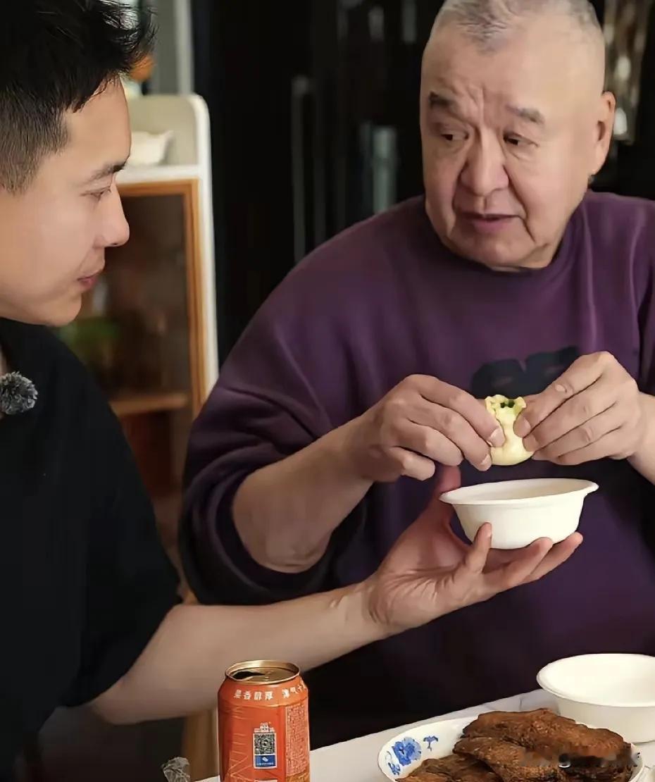 儿子卷入性侵漩涡，父母卖金锁凑保释金——判决揭晓瞬间，母亲含泪挤进法院走廊拥抱他