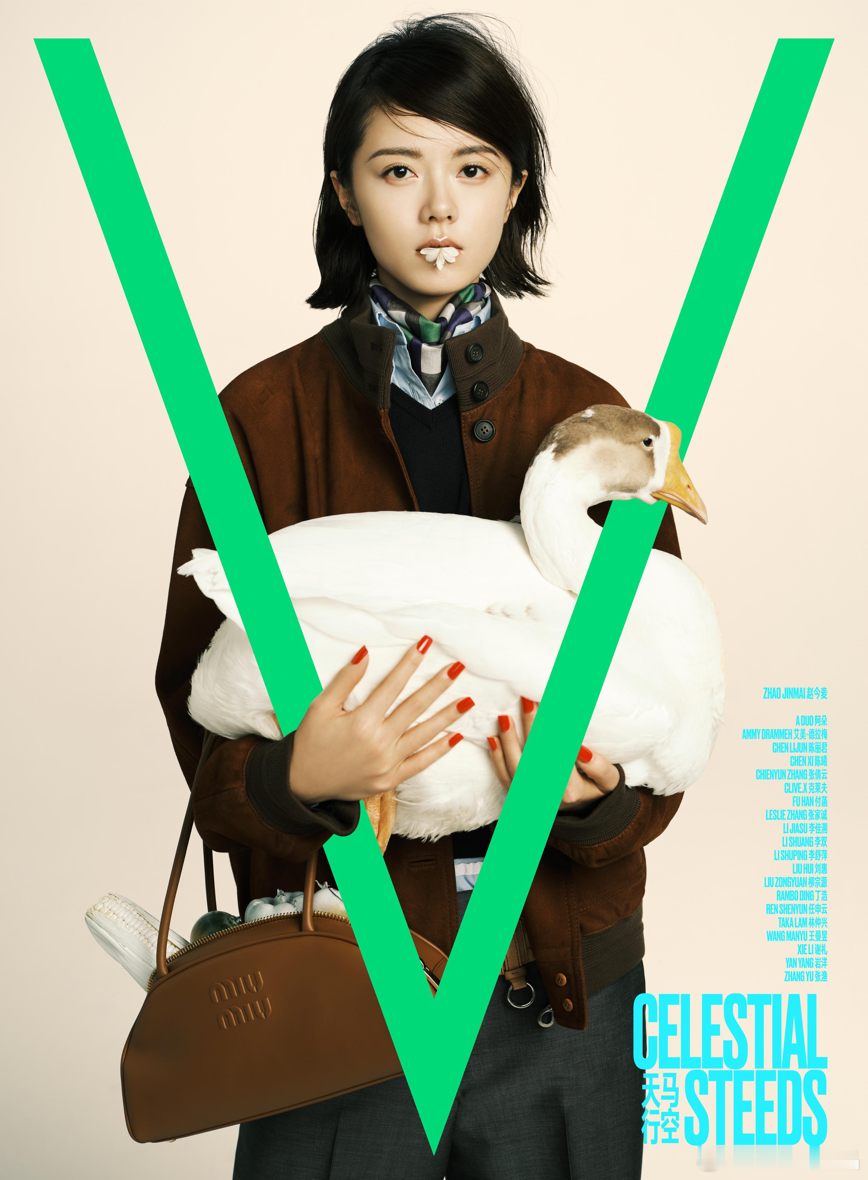 登上《V》 中文版二月刊封面，以利落短发造型出镜，妆容清透，传递出一种青春与力量