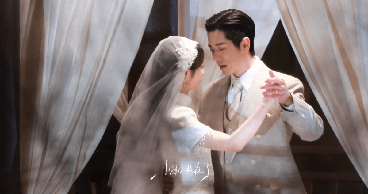 丞磊徐若晗搂腰贴脸那一下 救命这氛围感真的绝了🥹！丞磊徐若晗搂腰贴脸贴近的瞬间