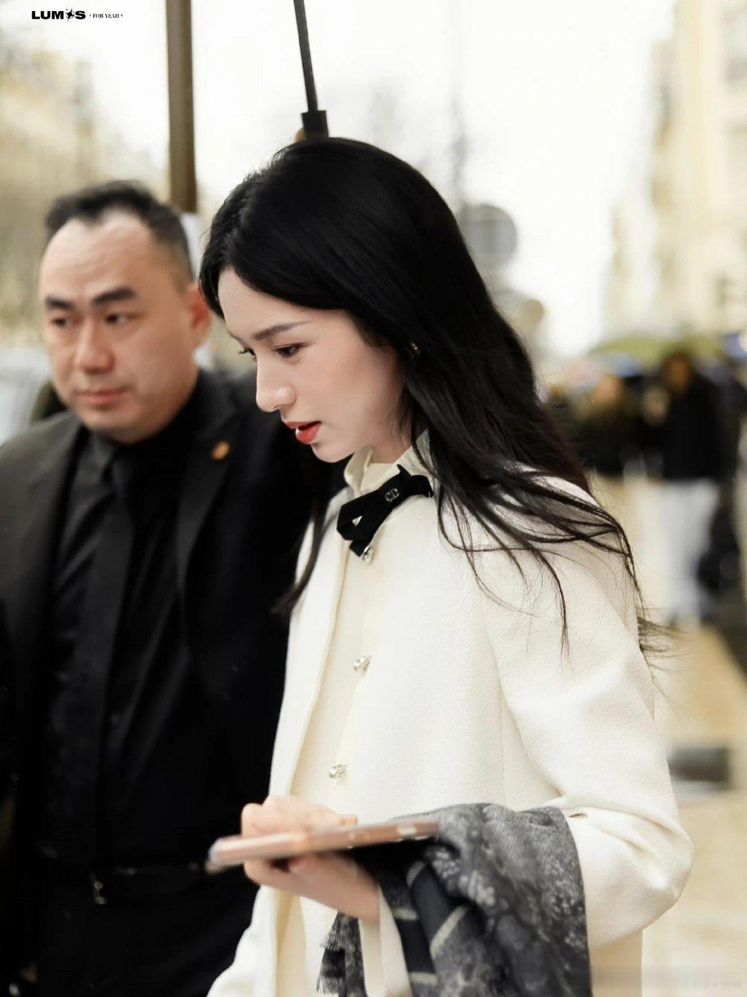 周也巴黎时装周出街，Dior白色套装千金大小姐风拉满！巴黎高定时装周大秀直击