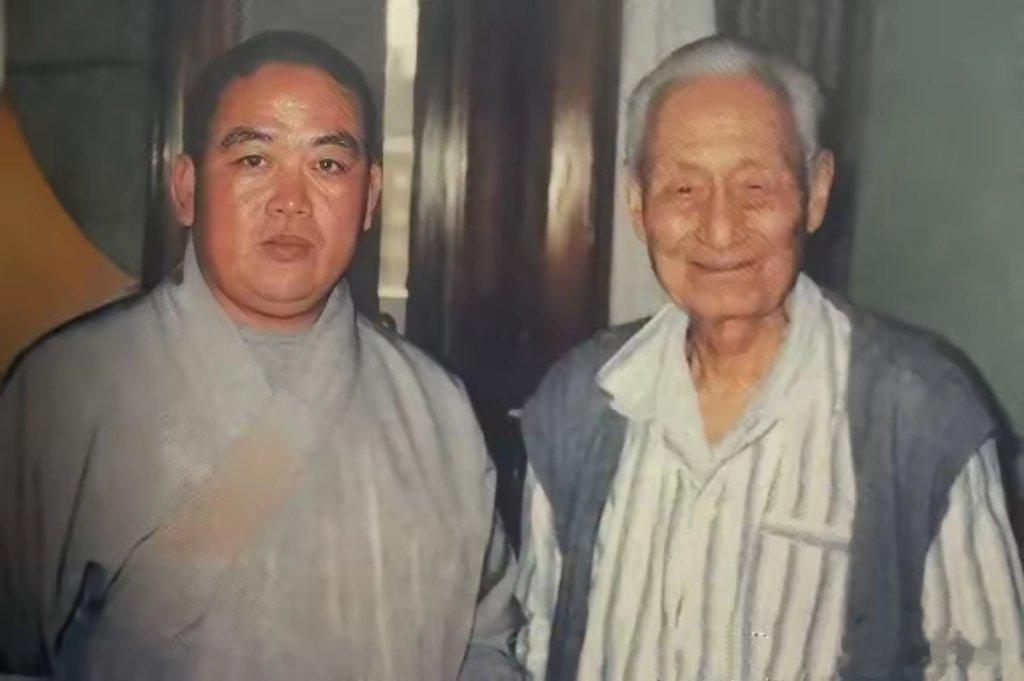 1999年，在释永信方丈升座仪式前，赵朴初带病会见释永信1999年8月20日，时