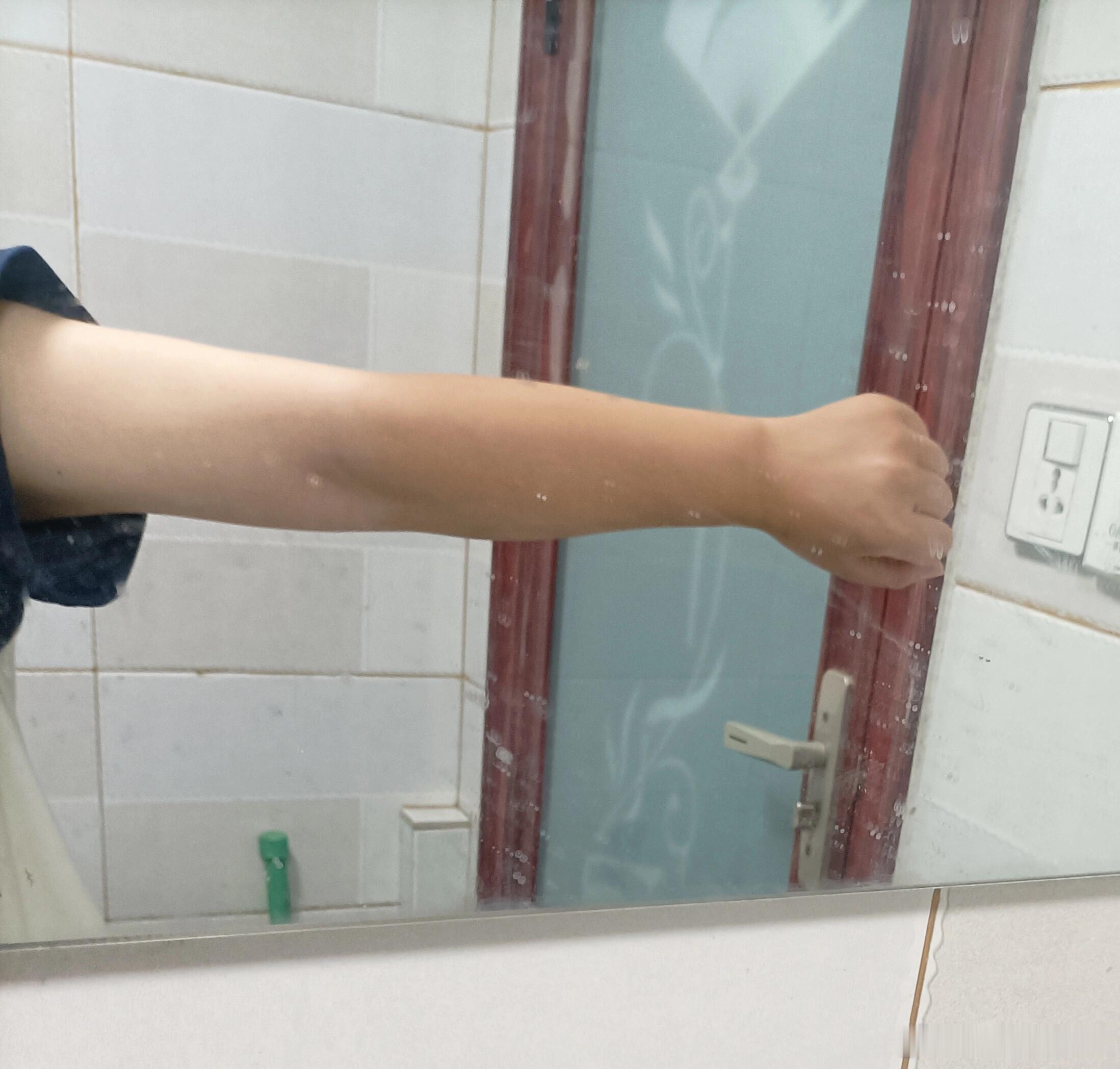 我现在的肤色，上了一个月的班就这么水灵灵的晒分层了。 