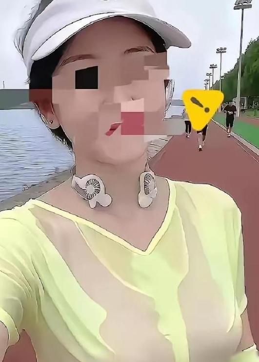 上海黄浦江边的一段晨跑视频，短短半天播放量硬生生砸破了百万。画面里，一个女的跑得