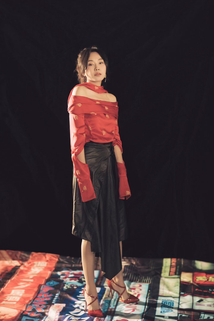 闫妮的微醺感不像演的 看闫妮演戏，经常分不清是角色还是本人。这段被夸后的反应，自