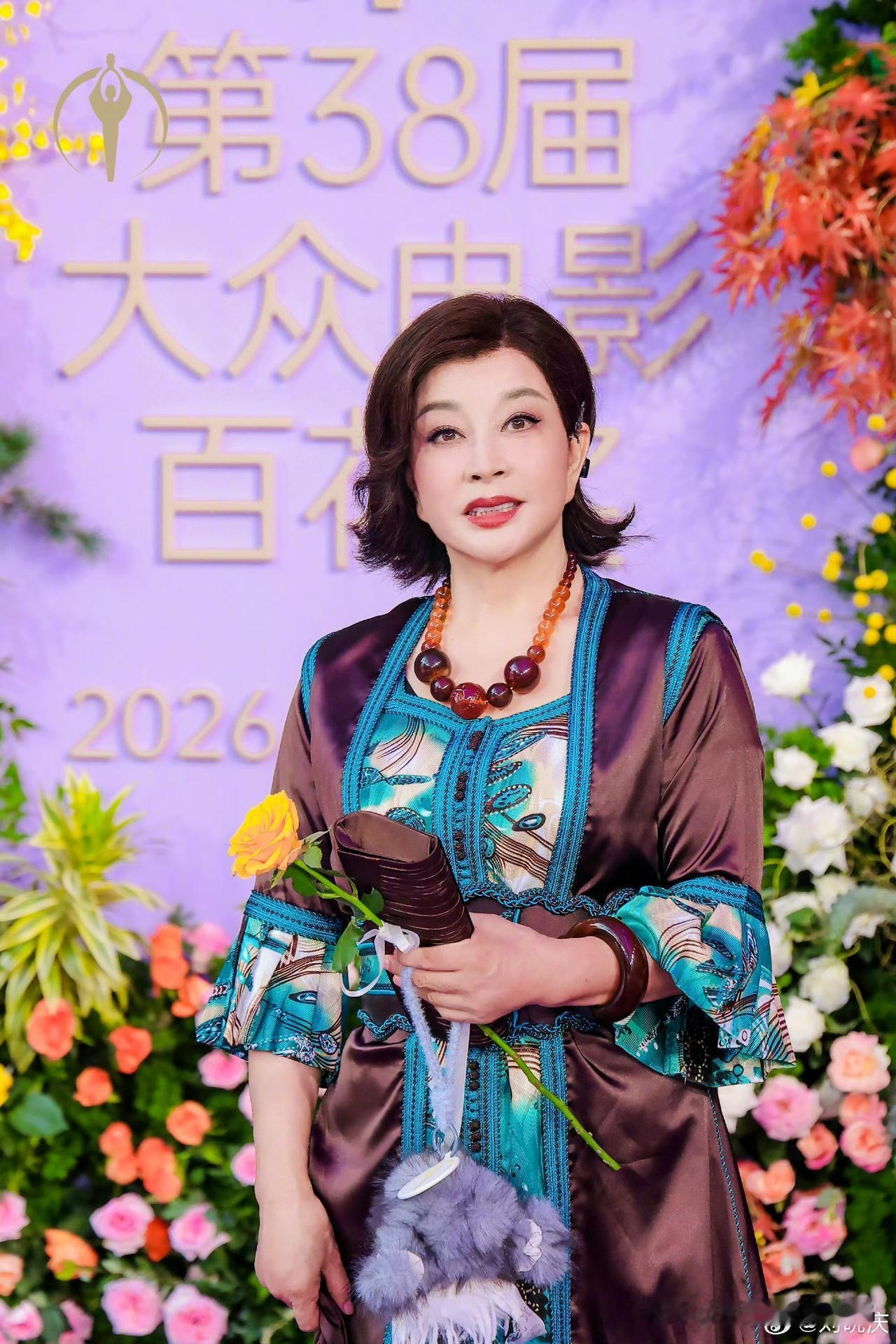 第 38 届大众电影百花奖颁奖典礼上刘晓庆的新造型，减龄，漂亮，迷人👍