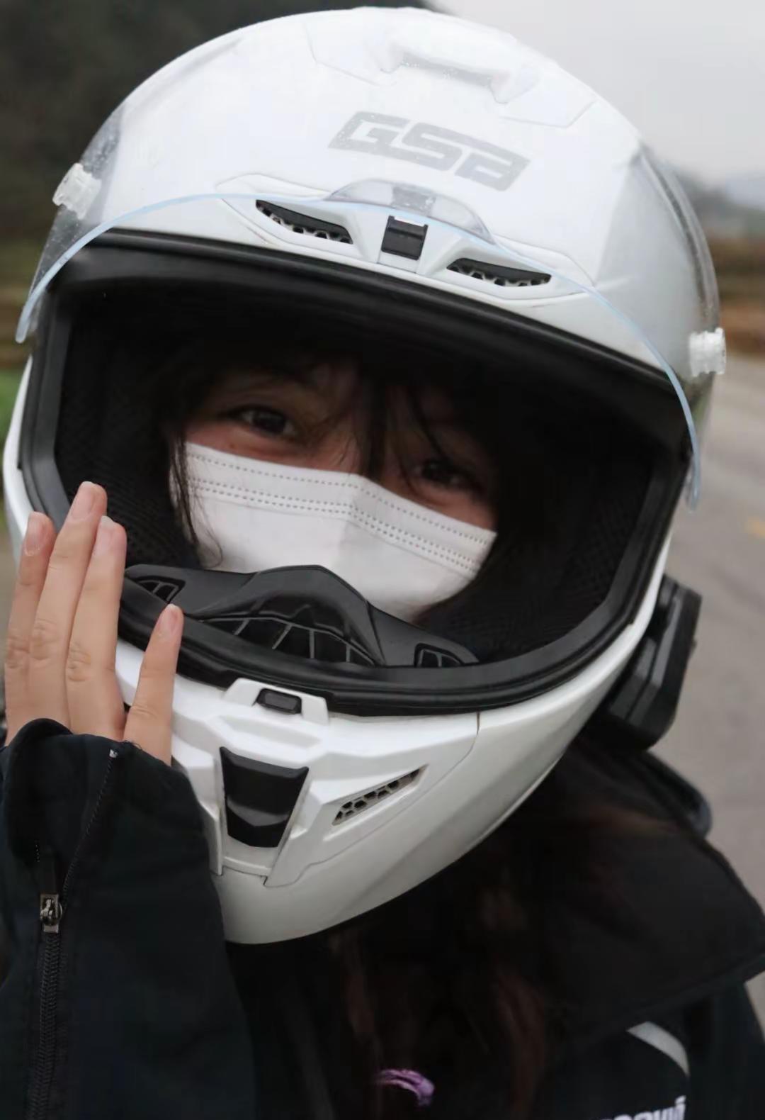 可以分享一下你带头盔的照片吗。安全骑行