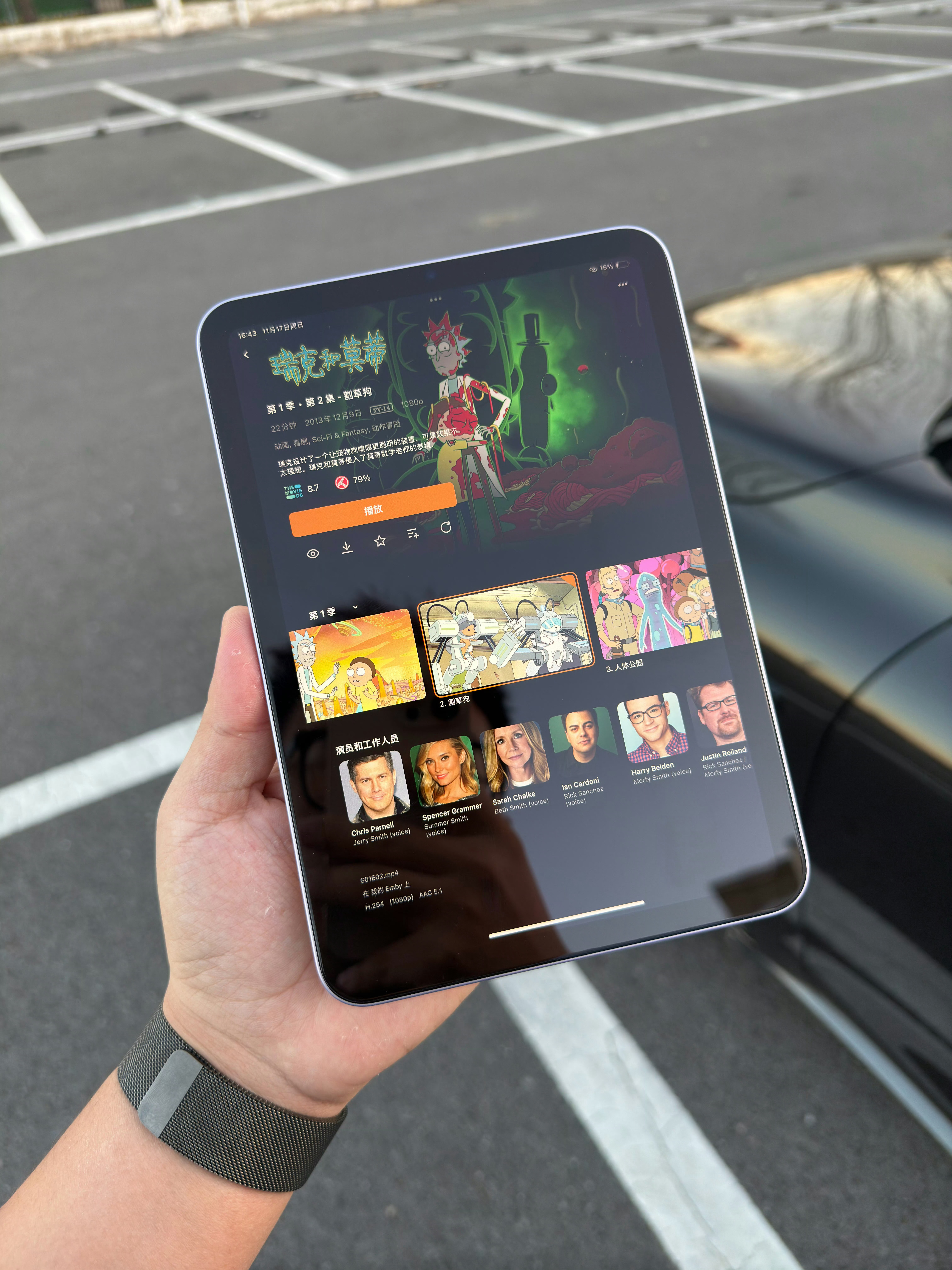 前两天刚把 iPad mini 7 的钢化膜撕了……今天一看，一个大划痕……真棒