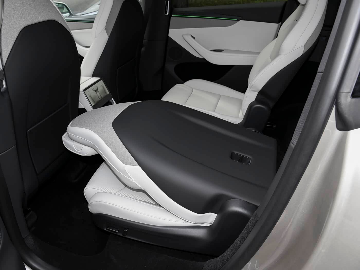 车市观察 最近看了一些三排座的车，我还是喜欢座椅简陋但能放平的车，对于我而言，二