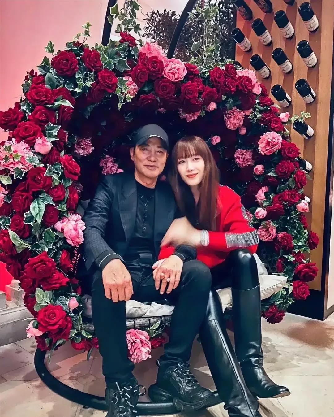 任达华和老婆合影，任达华68岁，他老婆60岁，还以为是任达华和女儿的合影！