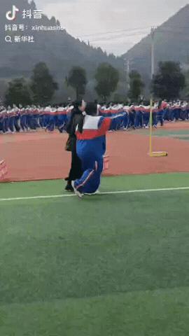 贵州凯里，一女高中生因身体偏胖，在跑步时跟不上其他同学，自己一人在操场上缓慢向前