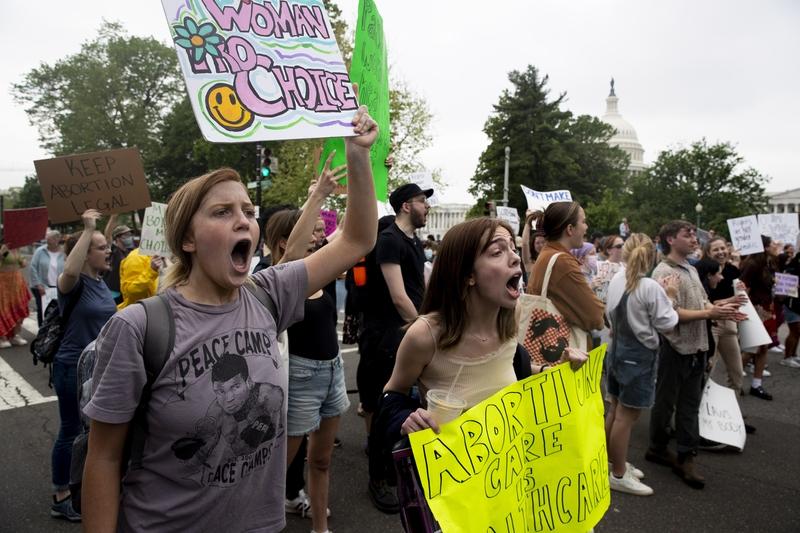 川普这次玩大了吗？
从近期一系列事件来看，特朗普确实陷入了执政以来的最严重危机，