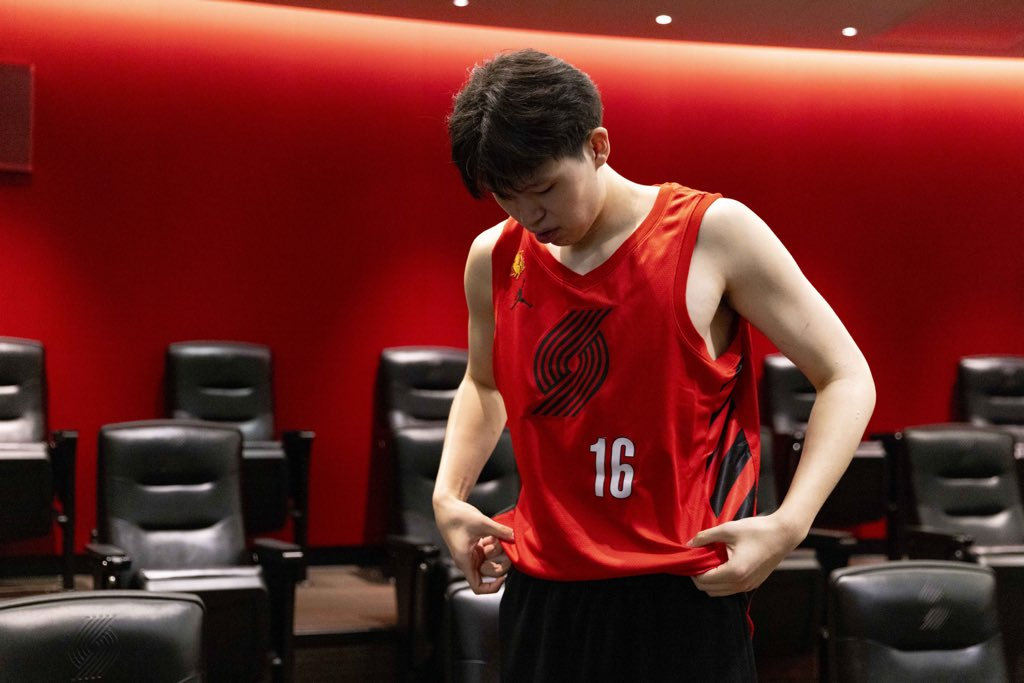 开拓者因违规接触杨瀚森被罚款 Shams报道，开拓者因在选秀前两年与杨瀚森非法接