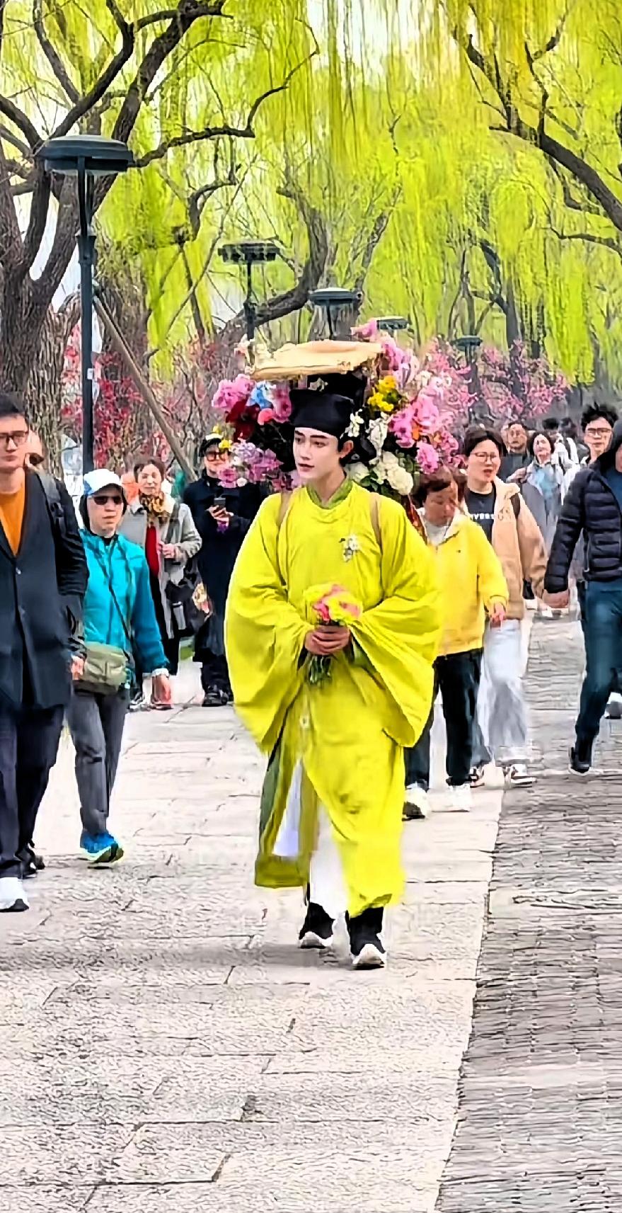 西湖卖花郎！
太有画面感太 有创意 了，文旅做的好 ，老祖宗的服装真的美， 人在