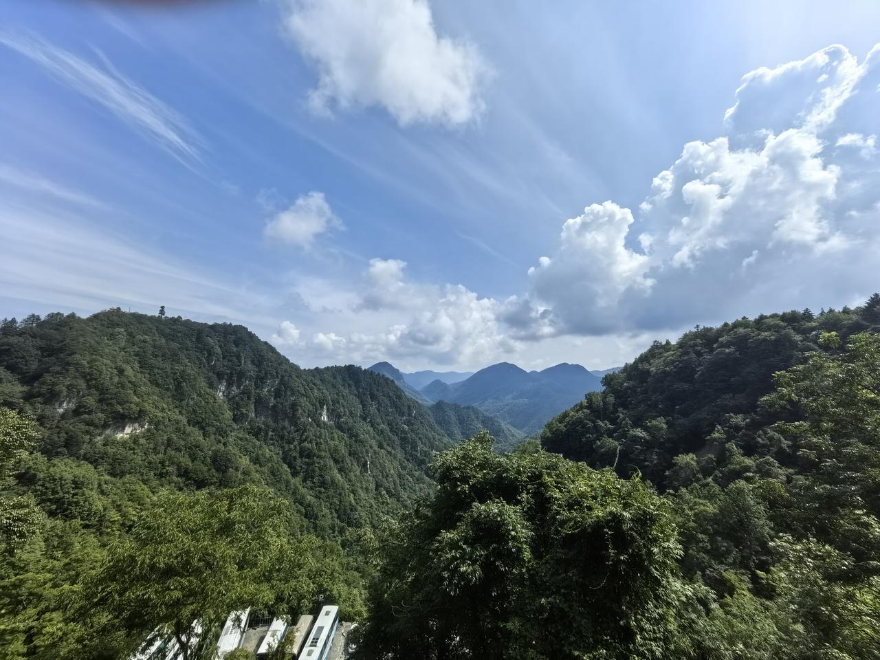 我认为喜欢这就是夏天，蓝天白云！太美了！